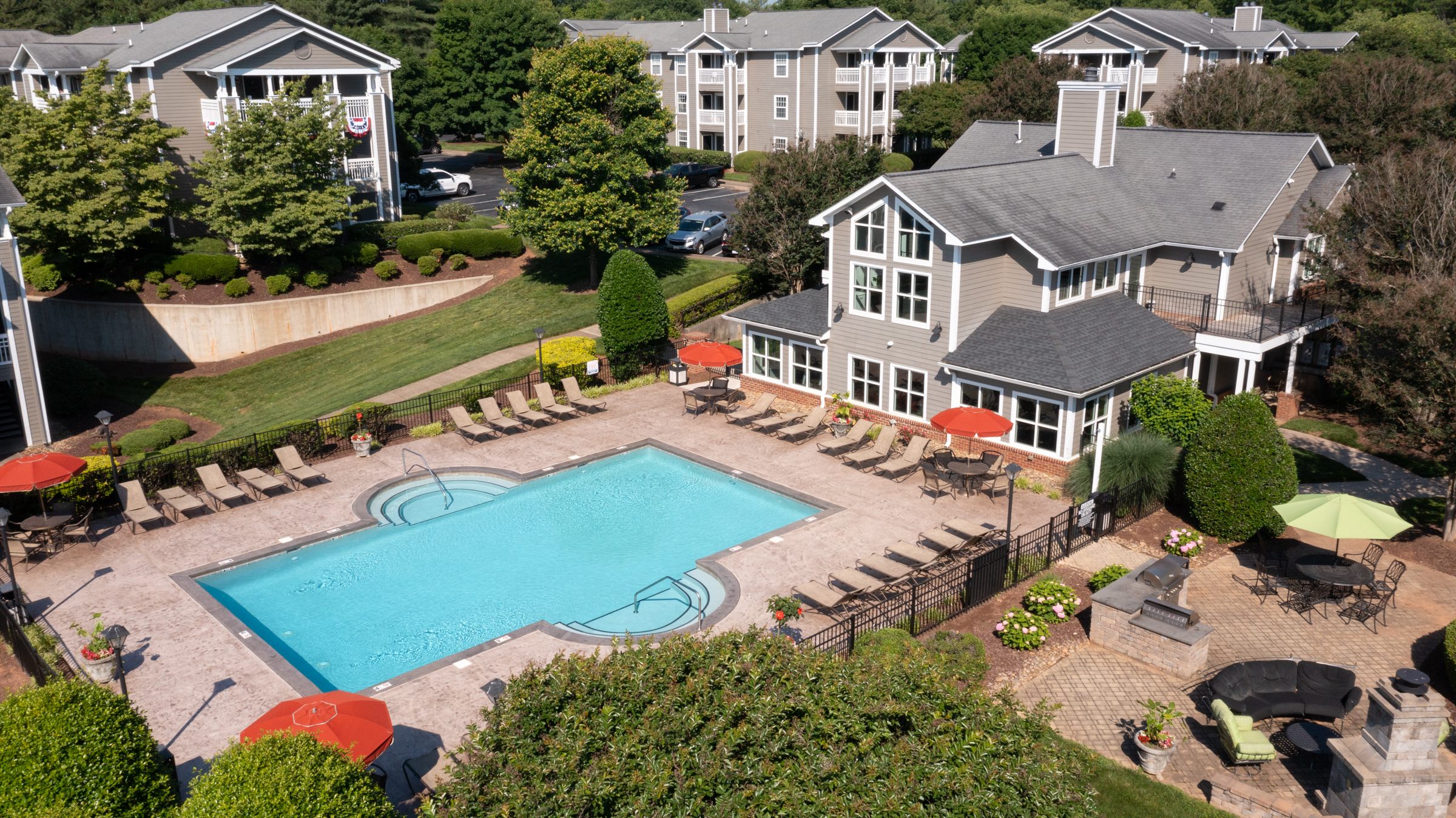 arial image of the Waterford Place pool, grilling station, picnic areas and Clubhouse